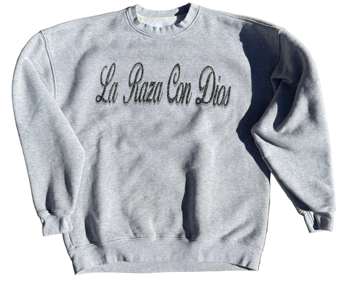 LA RAZA CON DIOS CREWNECK