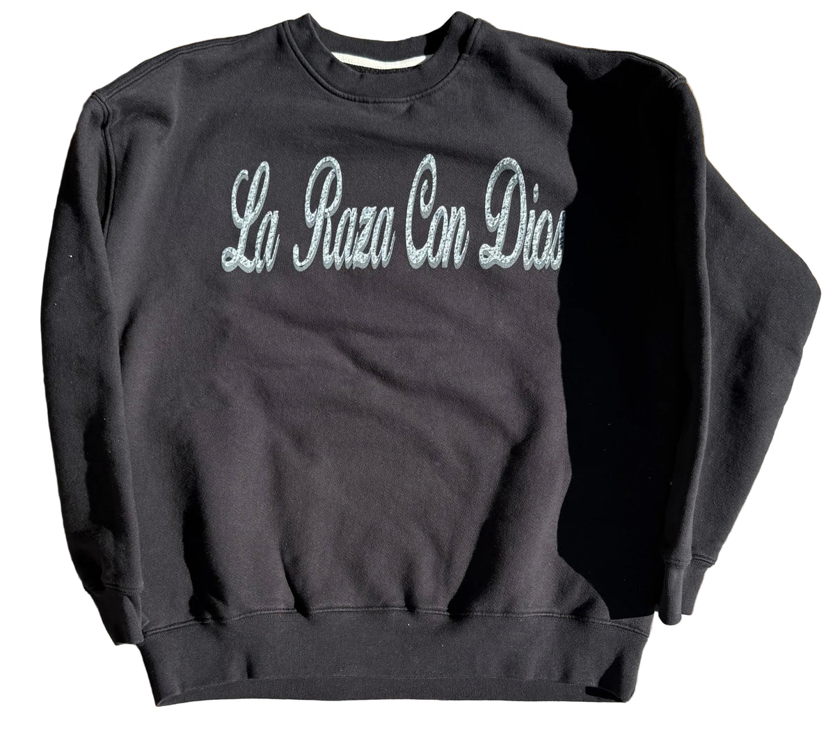 LA RAZA CON DIOS CREWNECK